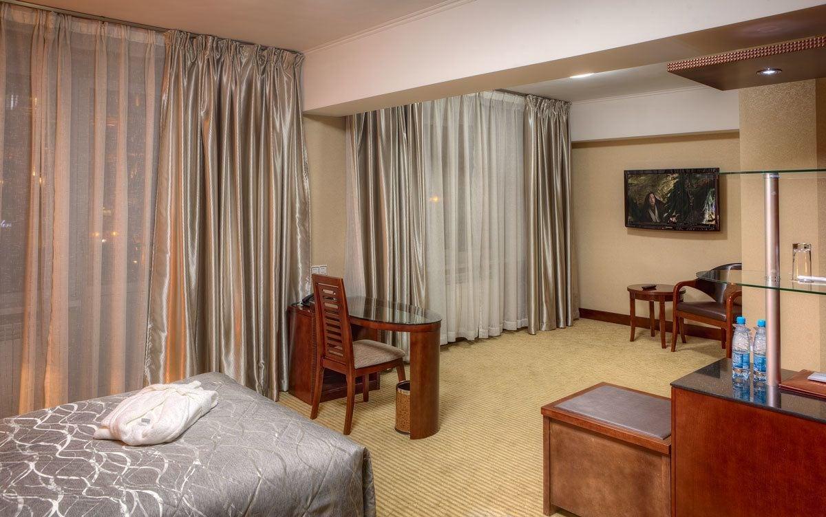 Voyage Hotel Алма Ата Екстериор снимка