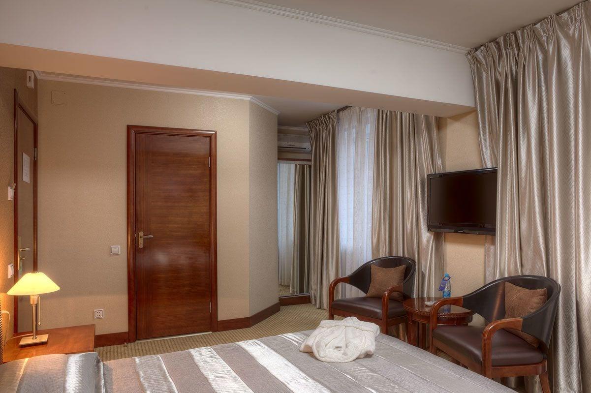 Voyage Hotel Алма Ата Екстериор снимка