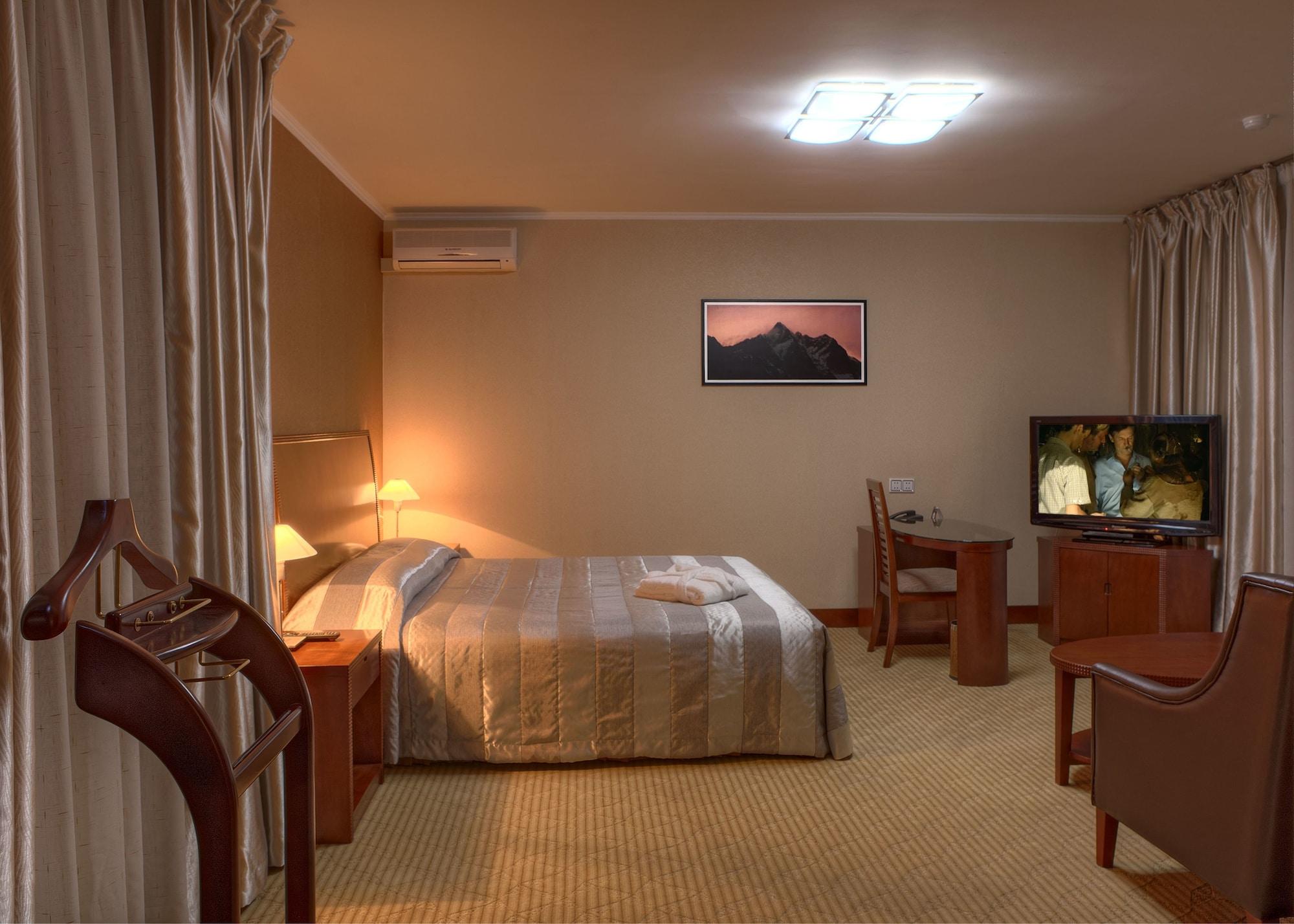 Voyage Hotel Алма Ата Стая снимка