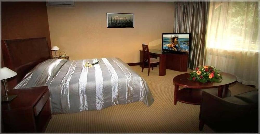 Voyage Hotel Алма Ата Екстериор снимка