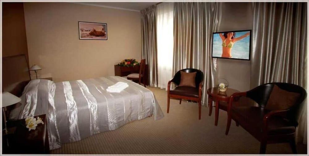 Voyage Hotel Алма Ата Екстериор снимка