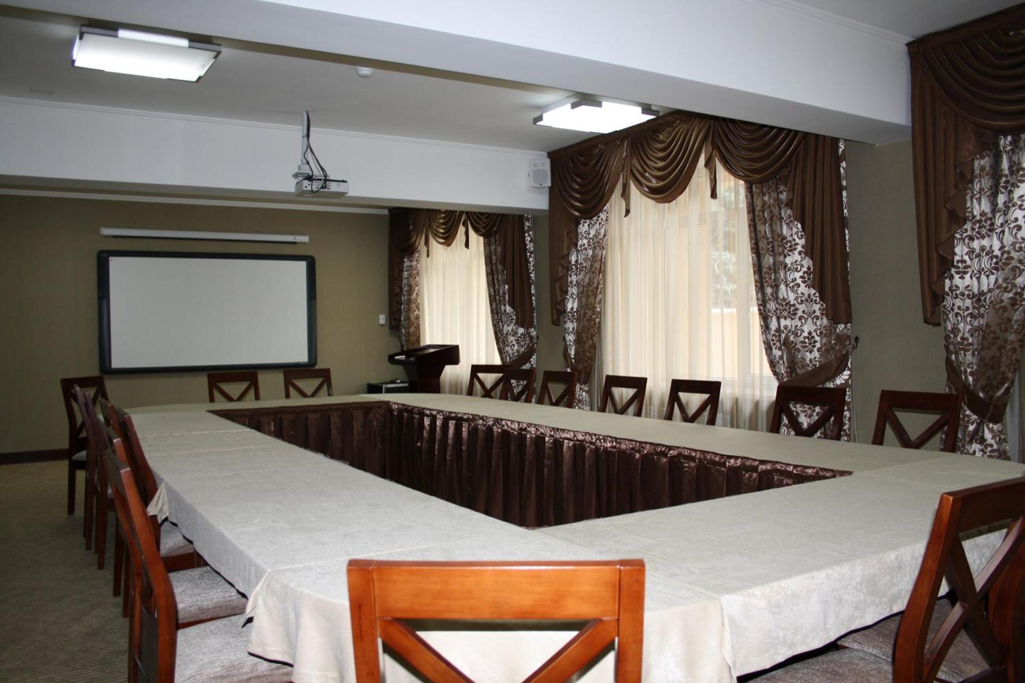 Voyage Hotel Алма Ата Екстериор снимка