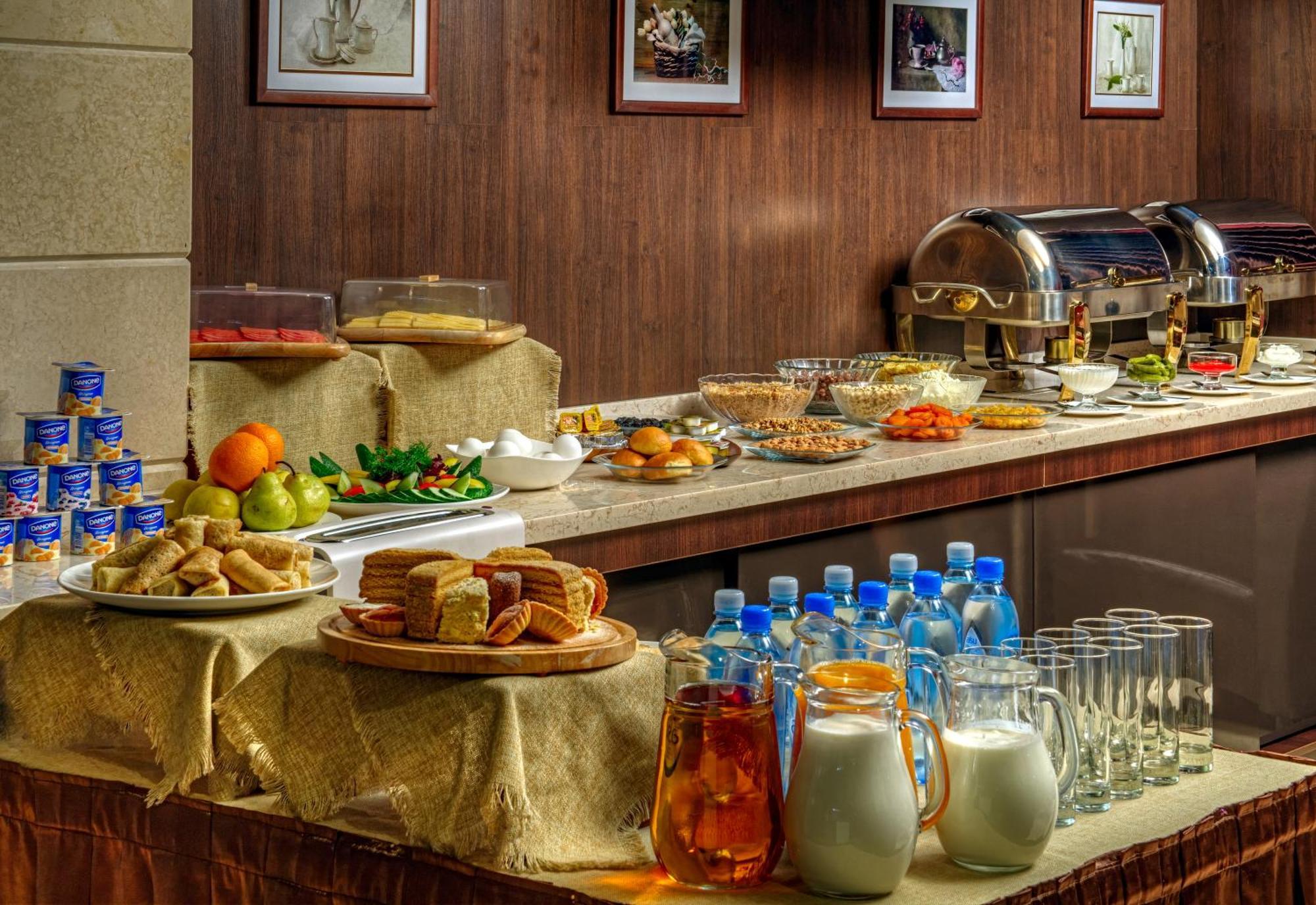 Voyage Hotel Алма Ата Екстериор снимка