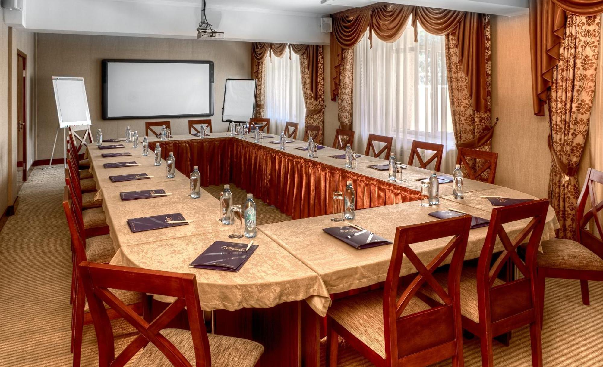 Voyage Hotel Алма Ата Екстериор снимка