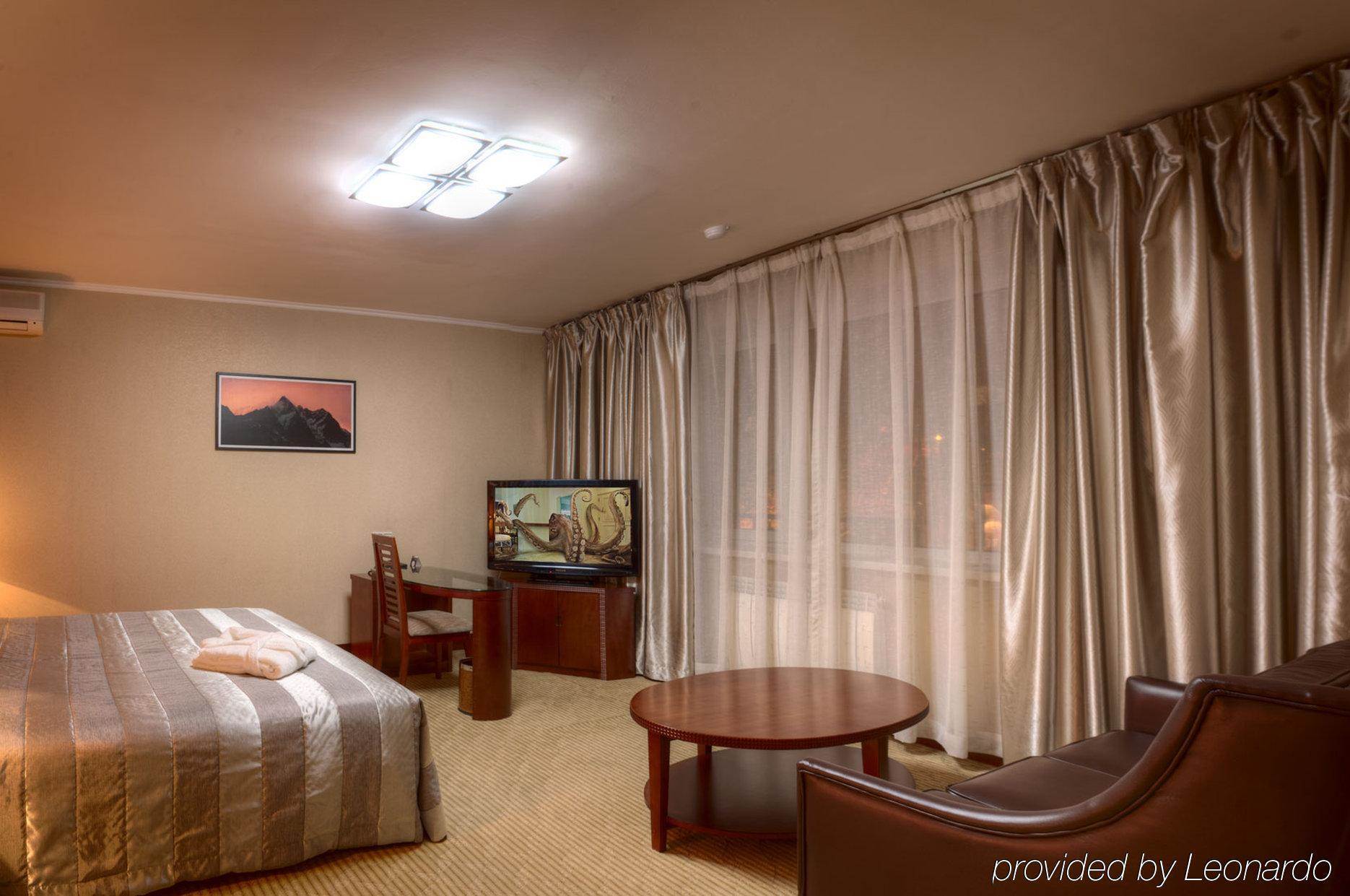 Voyage Hotel Алма Ата Стая снимка
