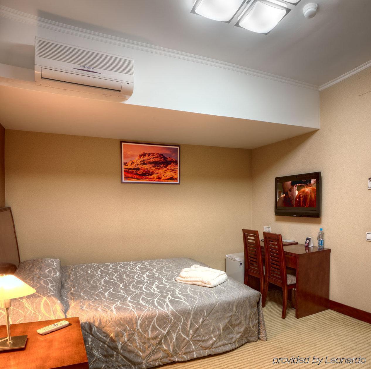 Voyage Hotel Алма Ата Стая снимка