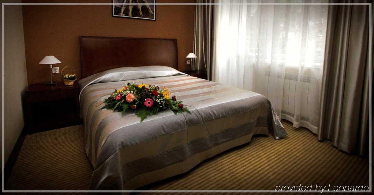 Voyage Hotel Алма Ата Стая снимка